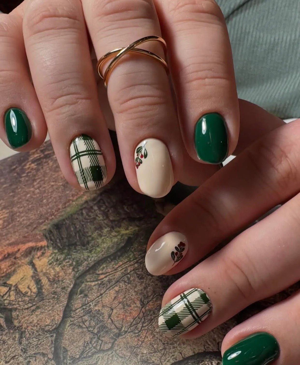 30+ Short Christmas Nail Designs That Are Chic Enough to Try